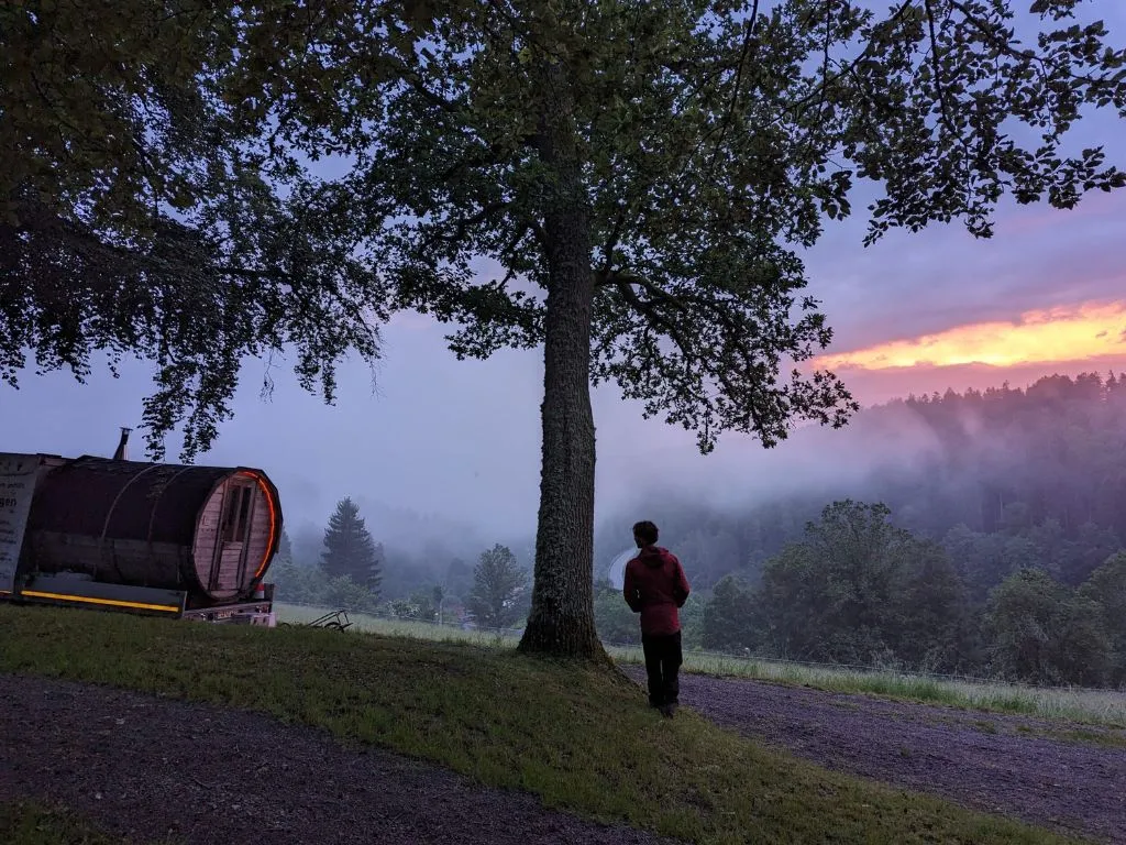 Mobile Fass Sauna auf unserem Saunawagen um gemeinsam mit dem Baumhausverein zu saunieren