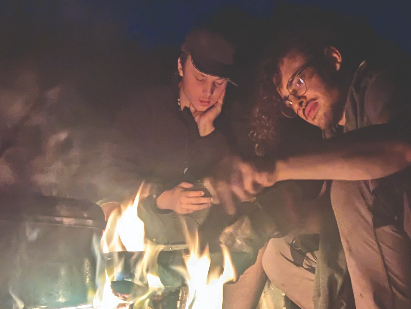 Gemeinschaft am Lagerfeuer Jugendtreff bei dem sich Jugendliche treffen können