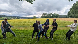 Zwei unserer Jugendleiter spielen mit den Kindern unseres Vereins Tauziehen.