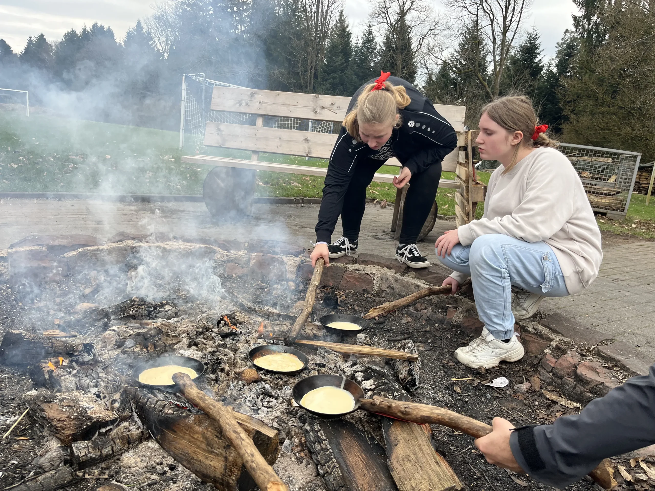 26-03-10-bfbht-mädchengruppe Mädchen am Lagerfeuer beim Bund für Baumhaustechniker